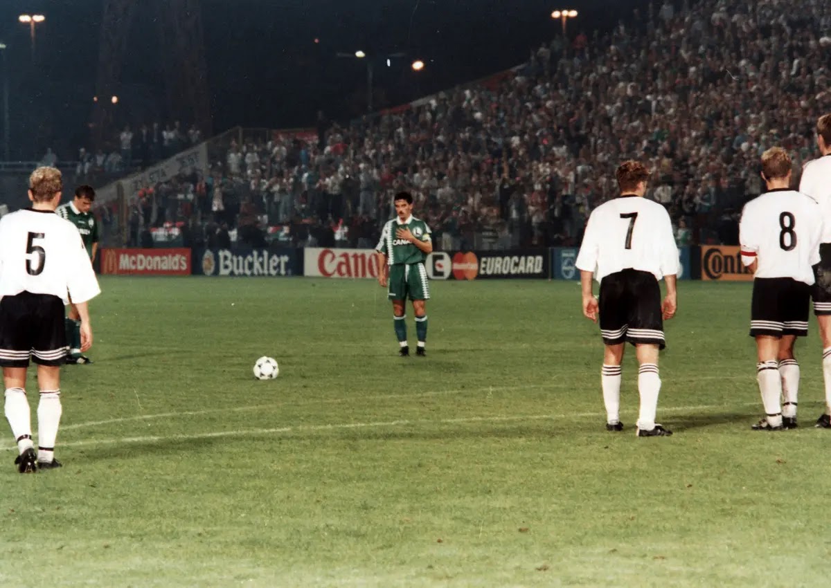 Leszek Pisz strzałem z rzutu wolnego po raz drugi pokonuje bramkarza Rosenborga Polski klub Legia Warszawa debiutuje w Lidze Mistrzów
