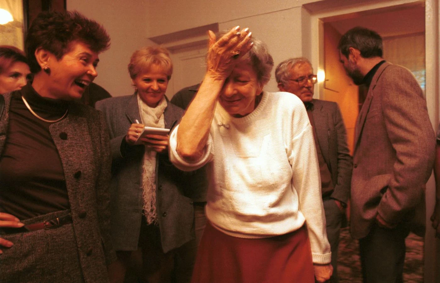 Ciekawostki o Szymborskiej - Wisława Szymborska otoczona przez dziennikarzy po informacji o Nagrodzie Nobla
